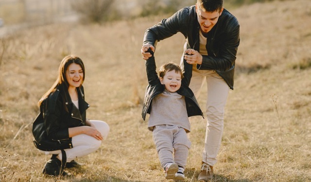 Los padres deben compartir tiempo de calidad con sus hijos. Foto Montessori Canela / EFE