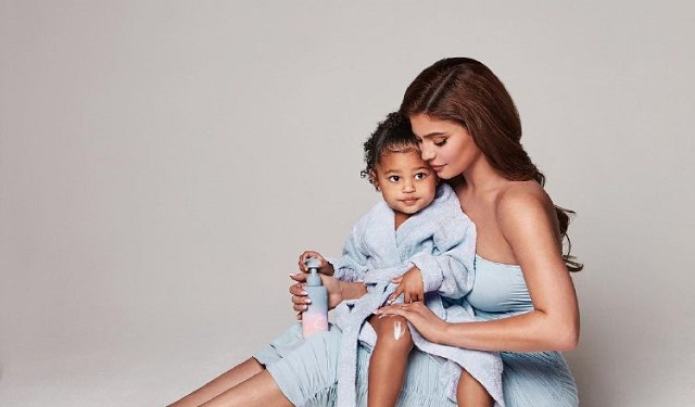 Kylie y Stormi posando con los productos. Foto: Instagram