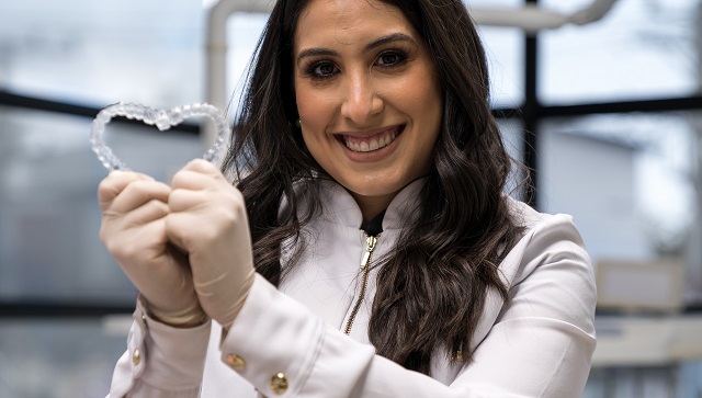 La ortodoncista Rita Marín mostrando los alineadores dentales. Foto: Cortesía