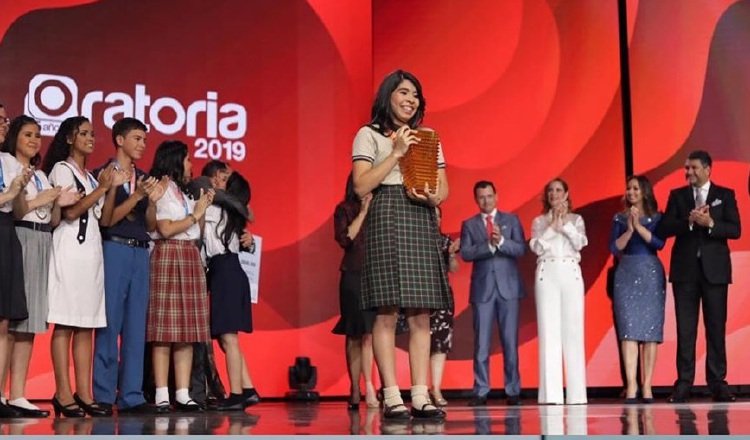La estudiante Meryen González, del Colegio Adventista Metropolitano, de la capital fue la ganadora del concurso de oratoria en 2019. Foto: Archivo