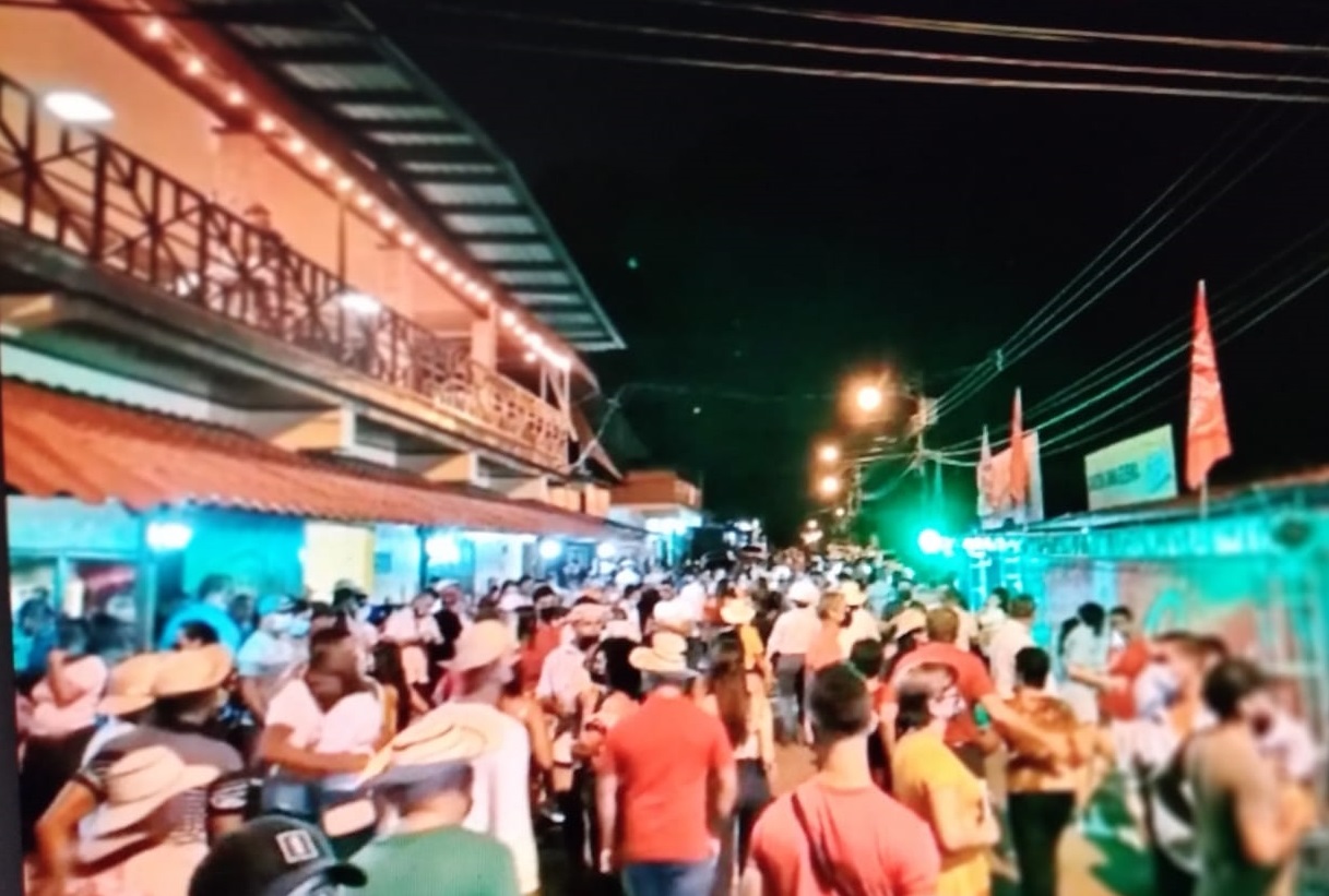 Las personas se aglomeraron en las calles de Guararé. Foto: Thays Domínguez