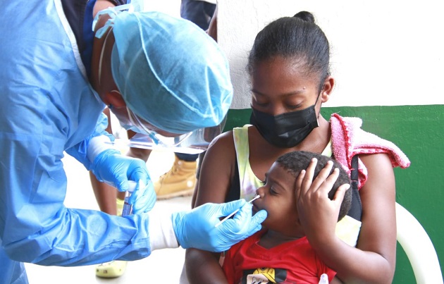 Personal de salud aplica una prueba de hisopado para detectar la covid-19 en isla Chepillo. Foto: Cortesía Minsa