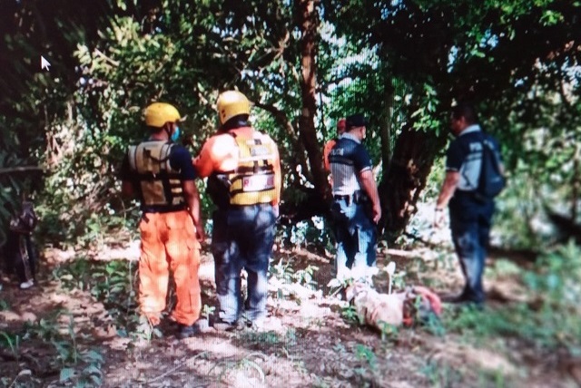  Los rescatistas ubicaron el cuerpo en medio de ramas y piedras dentro del río. Foto: José Vásquez