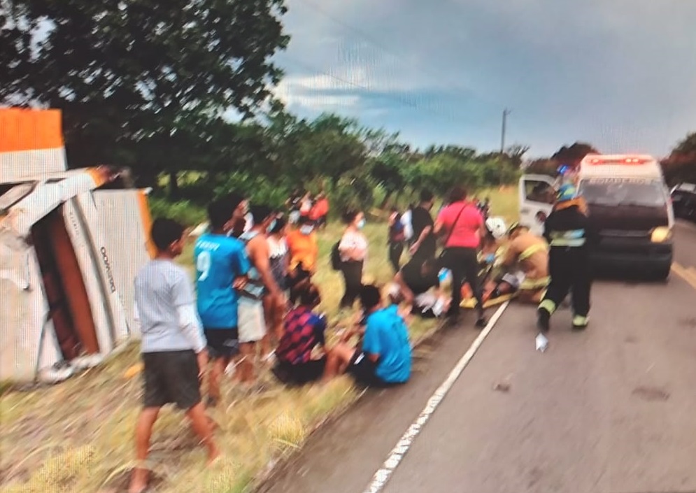 El autobús se salió de la vía y el conductor supuestamente perdió el control volcándose. Foto: Melquiades Vásquez