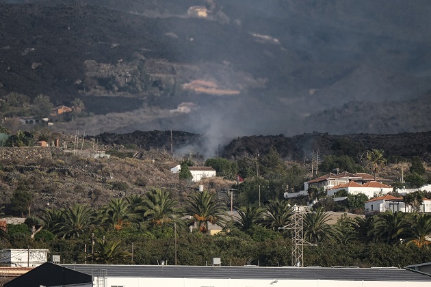 Imagen hoy de la colada de lava expulsada por el volcán de Cumbre Vieja de La Palma por encima del pueblo palmeño de Todoque. Foto: EFE