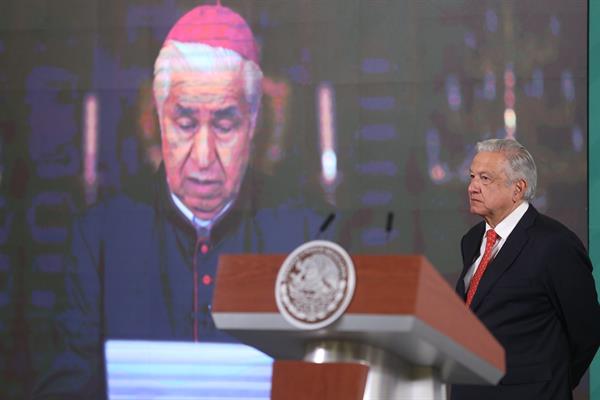 El presidente de México, Andrés Manuel López Obrador (d), escucha una misiva leída por el cardenal Rogelio Cabrera, arzobispo de Monterrey y presidente del Episcopado Mexicano (CEM). EFE