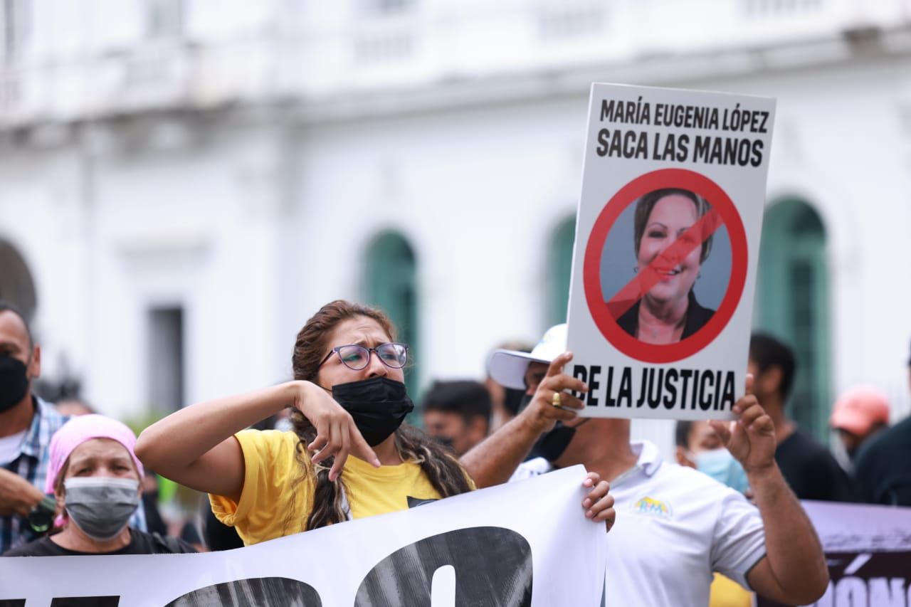 Miembros del partido Realizando Metas protestan. 