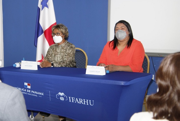 La viceministra de Salud, Ivette Berrío (izq.), participó del acto en el salón de conferencias del Ifarhu donde se hizo este miércoles el anuncio. Foto: Cortesía Minsa