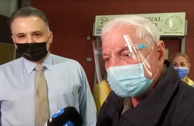 El expresidente Ricardo Martinelli (dcha.) y el abogado Alfredo Vallarino dieron hoy declaraciones a los medios de comunicación.