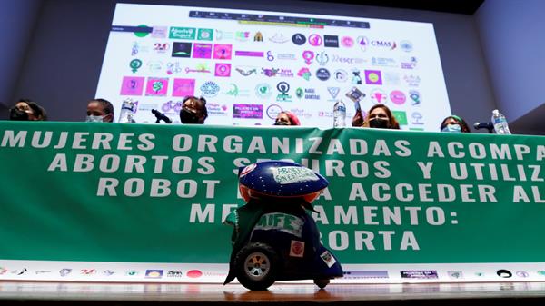 Un grupo de feministas presentó el robot bautizado como 