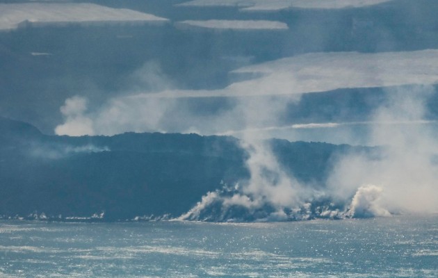 La colada del volcán de La Palma, que llegó al mar la pasada noche, ha formado un pequeño delta de lava. Foto: EFE