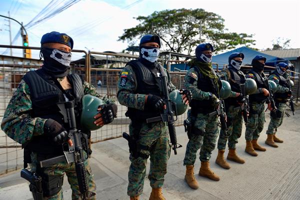 Fuerzas Armadas ecuatorianas, en conjunto con miembros de la Policía, adelantan un operativo en la penitenciaria del litoral, en Guayaquil (Ecuador). Foto: EFE