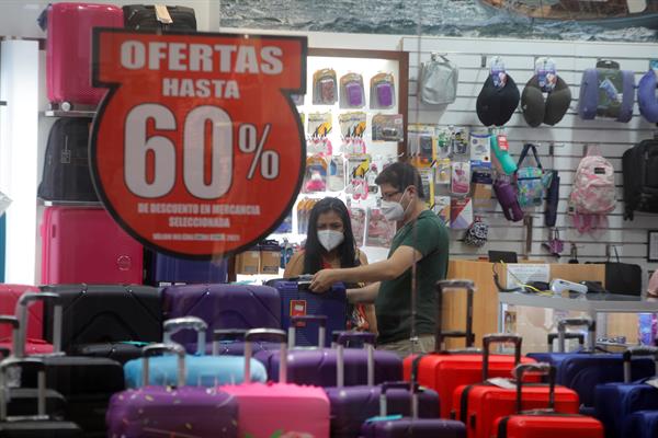  Clientes compran hoy en el centro comercial Albrook Mall, en Ciudad de Panamá (Panamá). Foto: EFE