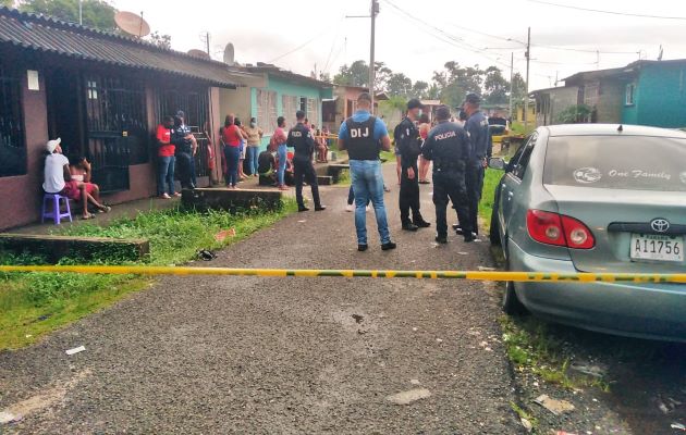 El cuerpo de Rolando Duffio quedó tendido a un costado del vehículo y con la puerta abierta. Foto: Diomedes Sánchez