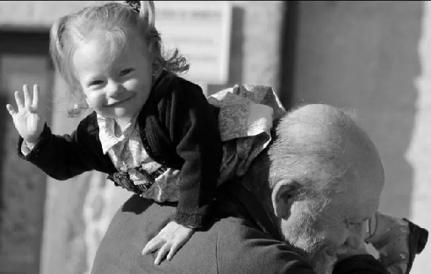 Abuelos, refuercen esos valores en su familia, es una manera muy fértil de hacer grandes ciudadanos. Foto: EFE.