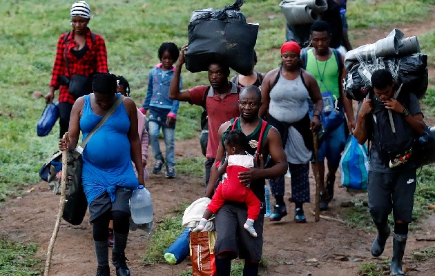 Migrantes haitianos en su camino hacia Panamá por el Tapón del Darién en Acandi (Colombia). Foto: EFE 