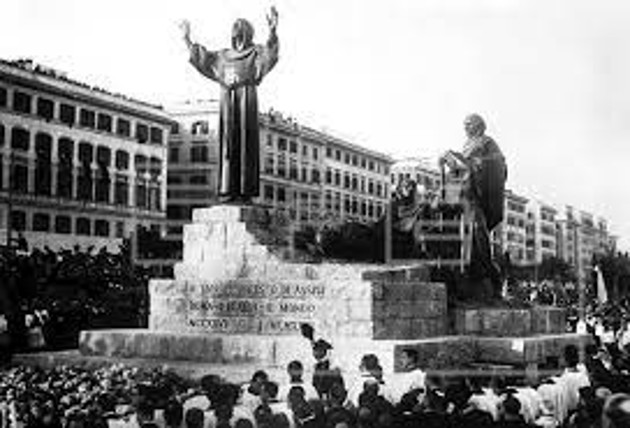 Cientos de personas congregadas ante el monumento a san Francisco de Asís, en Roma, Italia, en 1935. Foto: EFE.