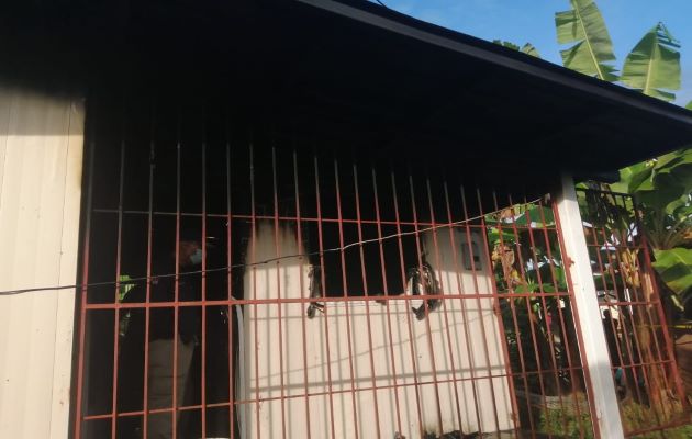 Las autoridades iniciaron las investigaciones para determinar que provocó el incendio que cobró la vida de dos niñas. Foto: Mayra Madrid