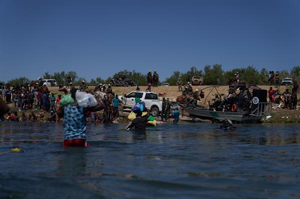 Migrantes intentando cruza el Río Grande para entrar a Estados Unidos. Foto: EFE