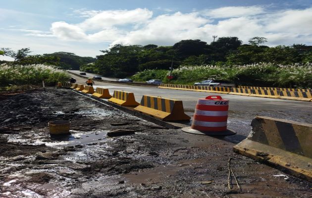 En la madrugada se llevaron a cabo las reparaciones y se logró vaciar que el concreto en el tramo que conduce hacia el interior del país, para de esta manera regular el tráfico en la zona. Foto: MOP