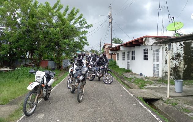 El alcalde Alex Lee reconoció el esfuerzo que realiza Víctor Méndez, jefe de la zona policial y su equipo de trabajo para tratar de frenar a la delincuencia en la costa atlántica. Foto: Diomedes Sánchez