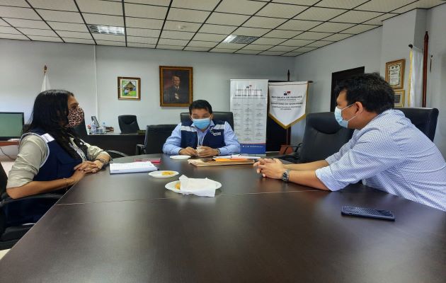  La secretaria general de la Defensoría del Pueblo Carolina García, se reunió con el alcalde de Chitré  Juan Carlos Huerta y  con el gobernador de Herrera Víctor Roca. Foto: Cortesía Defensoría del Pueblo.