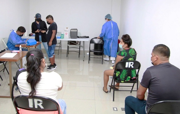 Hasta el corte de ayer, a las 2:00 p.m., se colocaron en San Miguelito 670 dosis de la vacuna de Pfizer. Foto: Cortesía Minsa