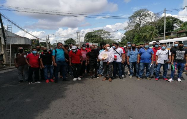 Un grupo de desempleados cerraron la vía Panamericana en Arraiján cabecera, exigiendo ser contratados para las obras de construcción de este proyecto cuya inversión asciende a $2,844 millones. Foto: Eric Montenegro