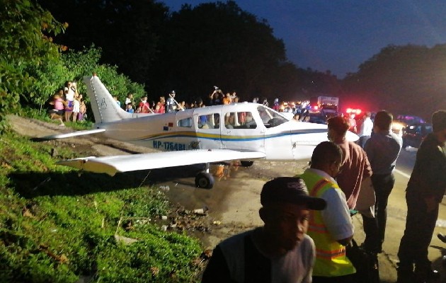 Remueven nave que aterrizó de emergencia en la autopista Panamá - Colón. Foto: Cortesía Redes Sociales