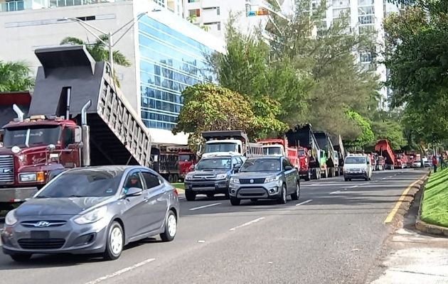 Camioneros reabrieron parcialmente las vías. Foto: Víctor Arosemena