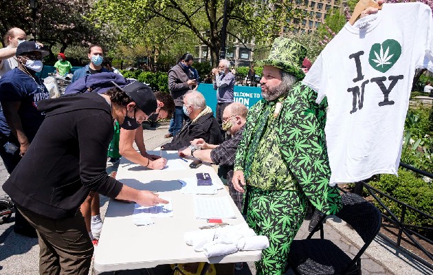 La ley que regula el cannabis estipula que es legal la posesión de hasta 85 gramos de marihuana. Foto: EFE