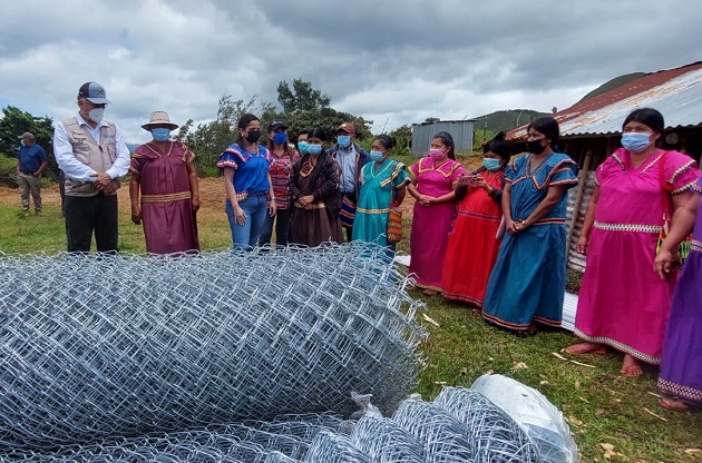 Las mujeres indígenas de la comunidad de Llano Tugri recibieron alambres ciclón. Foto: Cortesía Mides