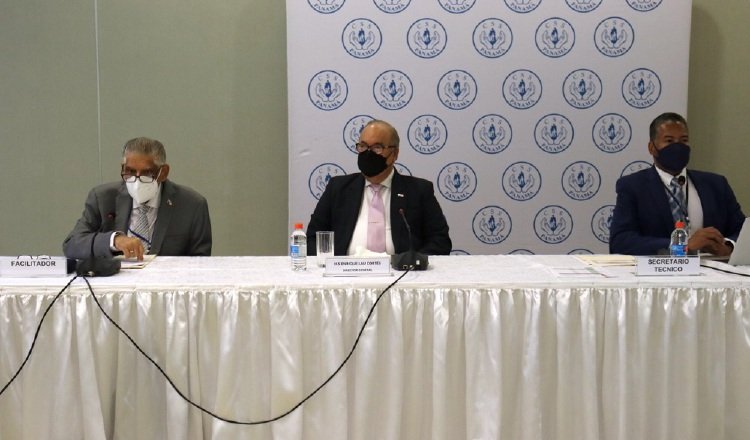 El director de la Caja de Seguro Social, Enrique Lau (centro), participó en el inicio de la última fase del diálogo nacional por la entidad.