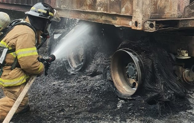 El fuego consumió en su totalidad los neumáticos del articulado. Foto: José Váquez