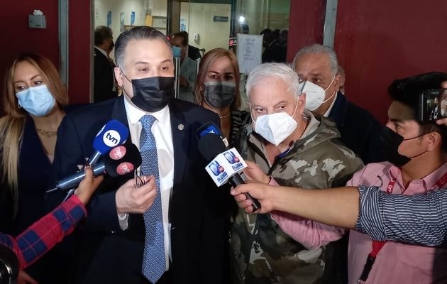 El abogado Alfredo Vallarino dijo que están trayendo personas que la fiscalía está llamado dos días antes para estarle mostrando documentación. Foto: Víctor Arosemena   