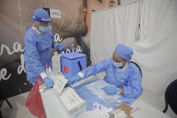  Se han administrado en el planeta más de 6,360 millones de dosis de vacunas contra la covid-19. Foto: EFE