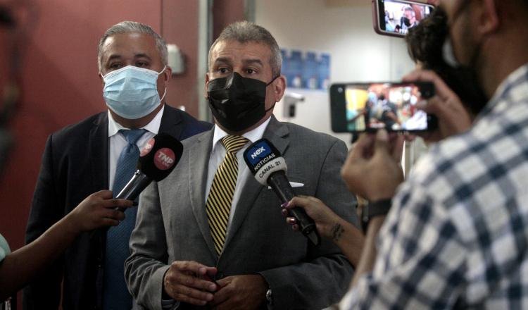 El abogado Sidney Sittón cuestionó que en el segundo juicio oral la fiscalía se la ha pasado leyendo documentación fuera del termino de la investigación en este caso. Foto: Víctor Arosemena