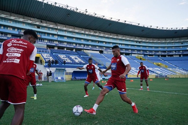 Rolando 'Toro' Blackburn en los entrenamientos en el Cuscatlán. Foto: Fepafut