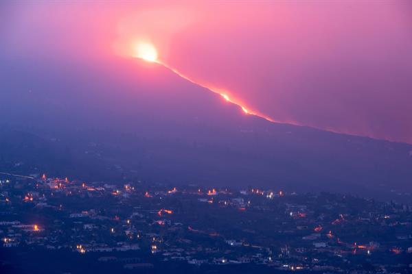 El nuevo volcán de Cumbre Vieja, en La Palma, comienza este miércoles su décimo octavo día de erupción. Foto: EFE