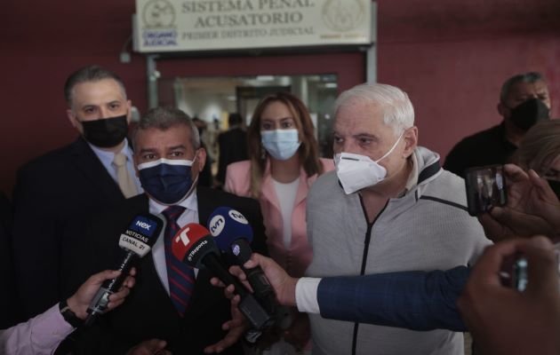 El expresidente Ricardo Martinelli y sus abogados defensores han denunciado todas las irregularidades de ese proceso. Foto: Víctor Arosemena