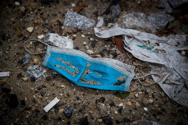 Muchas mascarillas están terminando en ríos, mares y océanos. Foto: EFE