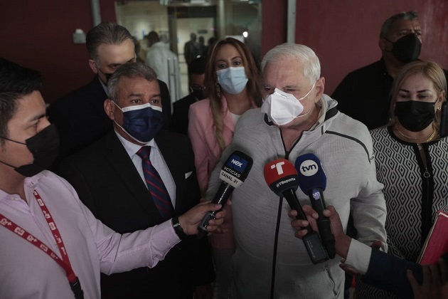 El exmandatario Ricardo Martinelli conversó hoy con los periodistas antes de ingresar a la audiencia. Foto: Víctor Arosemena