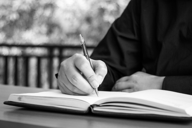 Se valen de la pluma que escribe odio, para orquestar campañas en contra de quienes, los superan con creces en sencillez, humildad, consagración de servicio y de superación. Foto: Freepik