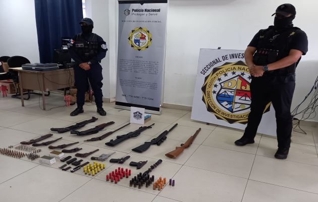 Entre las armas de fuego encontradas había varias escopetas, una pistola 9 mm, además de un revolver calibre 38, entre otras armas. Foto. Mayra Madrid