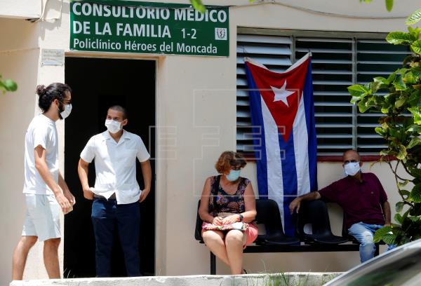 Varias personas esperan fuera de un consultorio médico para vacunarse con la vacuna cubana Abdala contra la covid-19, en La Habana (Cuba).. Foto: EFE