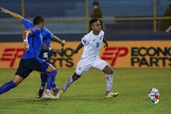 Édgar Yoel Bárcenas (10) conduce el balón en el juego contra El Salvador. Foto:Fepafut