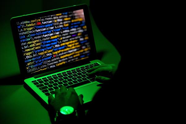 Vista de un hacker trabajando en un computador. Foto: EFE