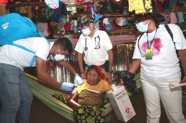 Personal de salud aplicó la vacuna contra el coronavirus a personas encamadas en la comarca Guna Yala. Foto: Cortesía Minsa