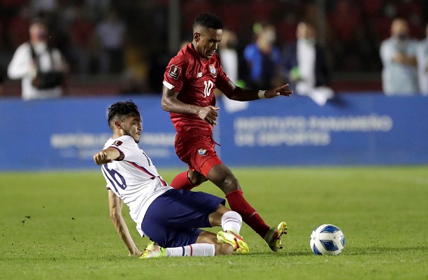 Yoel Bárcenas conduce el balón ante el acecho de Ricardo Pepi de Estados Unidos. Foto:EFE