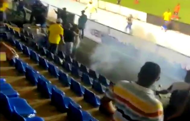 Una fuente policial indicó que fue necesario el uso de gas pimienta para controlar la situación en el estadio, que no dejó lesionados ni personas detenidas. Foto: Thays Domínguez